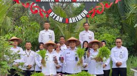 Kepala Rutan Karimun, Yoga Hadhi Wijaya pimpin panen raya kangkung dan terong di lahan Sarana Asimilasi dan Edukasi | Foto: Zonamu/Humas Rutan Karimun