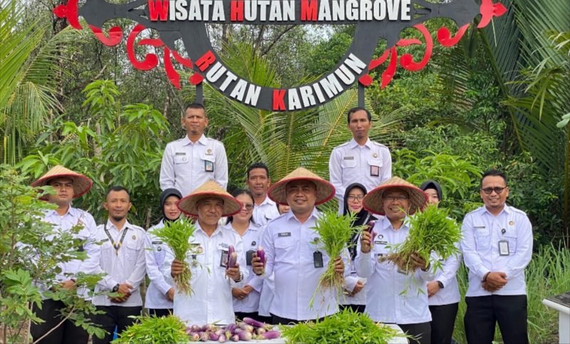 Kepala Rutan Karimun, Yoga Hadhi Wijaya pimpin panen raya kangkung dan terong di lahan Sarana Asimilasi dan Edukasi | Foto: Zonamu/Humas Rutan Karimun
