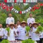 Kepala Rutan Karimun, Yoga Hadhi Wijaya pimpin panen raya kangkung dan terong di lahan Sarana Asimilasi dan Edukasi | Foto: Zonamu/Humas Rutan Karimun
