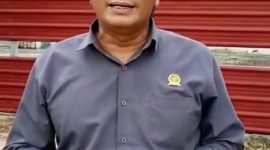 Anggota DPRD Karimun Fraksi Nasdem, Eri Januardin saat diwawancarai media di depan gedung Mall Pelayanan Publik (MPP) Coastal Area | Foto: Rian