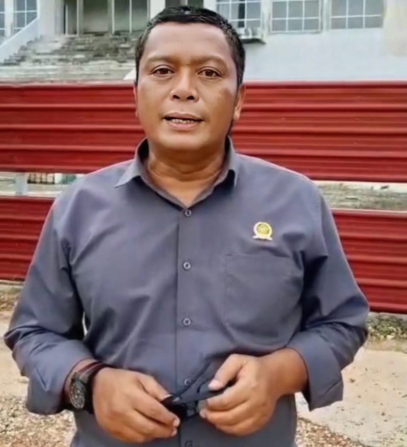 Anggota DPRD Karimun Fraksi Nasdem, Eri Januardin saat diwawancarai media di depan gedung Mall Pelayanan Publik (MPP) Coastal Area | Foto: Rian