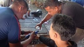 Petugas Damkar Dabo Singkep saat membantu anak melepas cincin stainlis | Foto : Zonamu/Humas Damkar