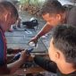 Petugas Damkar Dabo Singkep saat membantu anak melepas cincin stainlis | Foto : Zonamu/Humas Damkar