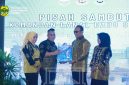 Bupati Lingga saat menyerahkan cendera mata kepada komandan Tri Hermawan | Foto : Zonamu/Prokopim Lingga