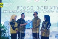 Bupati Lingga saat menyerahkan cendera mata kepada komandan Tri Hermawan | Foto : Zonamu/Prokopim Lingga