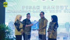 Bupati Lingga saat menyerahkan cendera mata kepada komandan Tri Hermawan | Foto : Zonamu/Prokopim Lingga