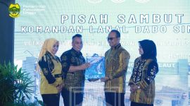 Bupati Lingga saat menyerahkan cendera mata kepada komandan Tri Hermawan | Foto : Zonamu/Prokopim Lingga