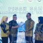 Bupati Lingga saat menyerahkan cendera mata kepada komandan Tri Hermawan | Foto : Zonamu/Prokopim Lingga