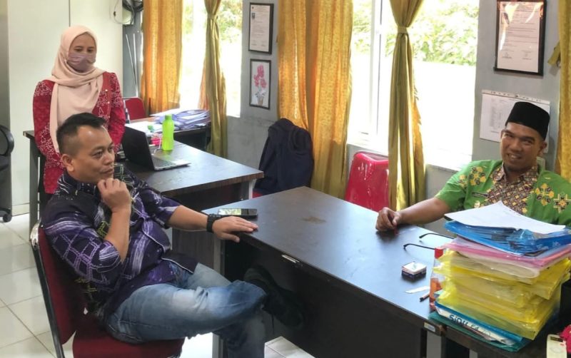 Bupati dan Wabup Lingga saat sidak kantor kecamatan dan puskesmas | Foto : Zonamu/Diskominfo Lingga