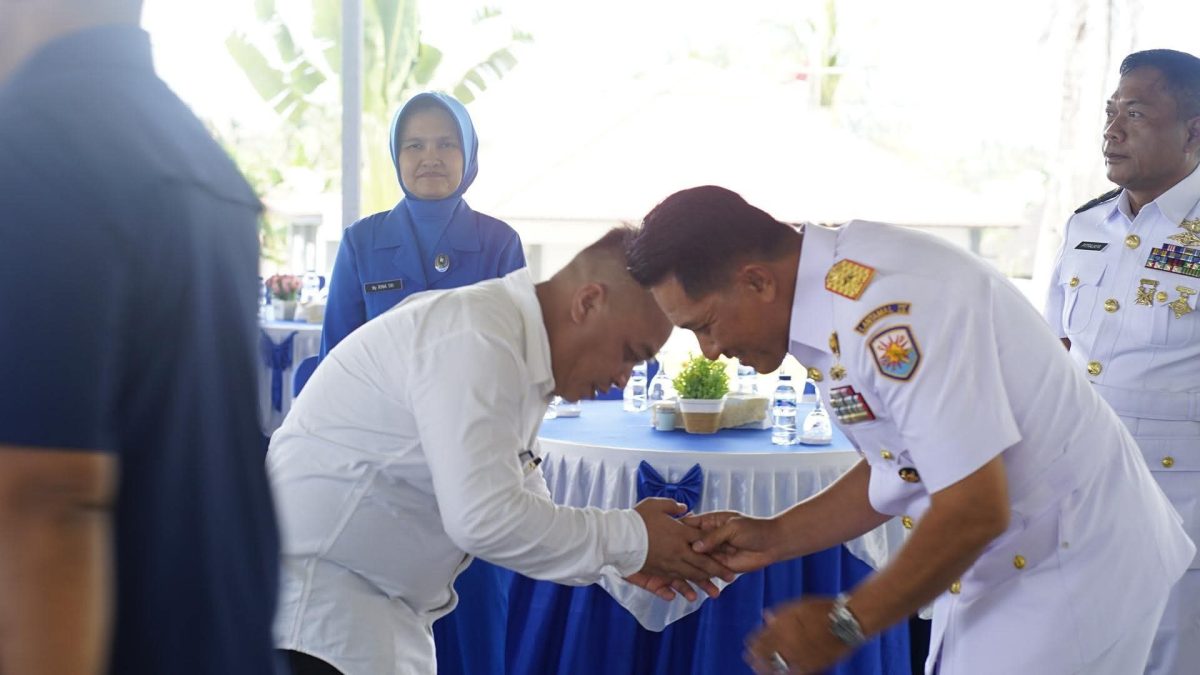 Bupati Lingga saat menghadiri sertijab Komandan Lanal Dabo Singkep | Foto : Zonamu/Andi