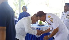 Bupati Lingga saat menghadiri sertijab Komandan Lanal Dabo Singkep | Foto : Zonamu/Andi