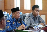Bupati Lingga saat memimpin rapat | Foto : Zonamu/Ikhsan