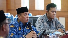 Bupati Lingga saat memimpin rapat | Foto : Zonamu/Ikhsan