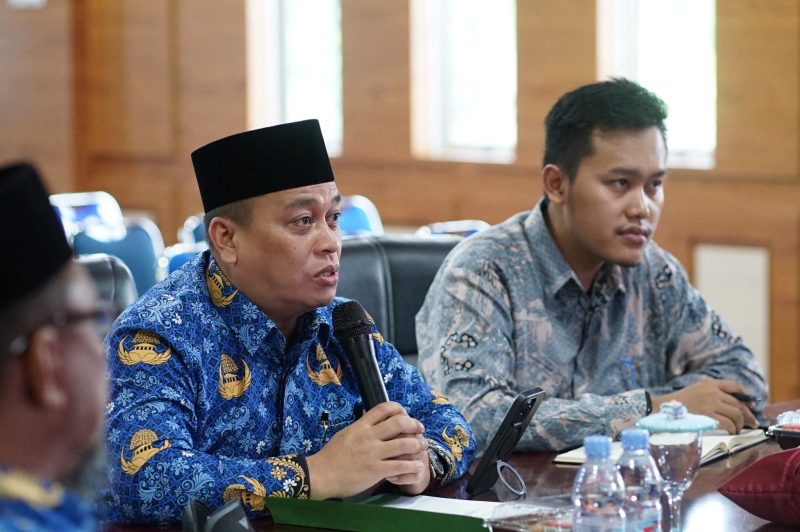 Bupati Lingga saat memimpin rapat | Foto : Zonamu/Ikhsan