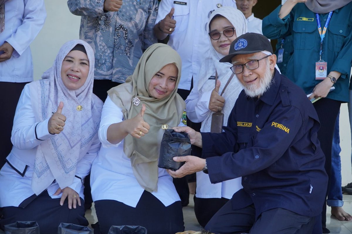 Ketua TP PKK Kabupaten Lingga dan Ketua Dekranasda Lingga bersama Dosesn IPB | foto : Zonamu/Diskominfo Lingga