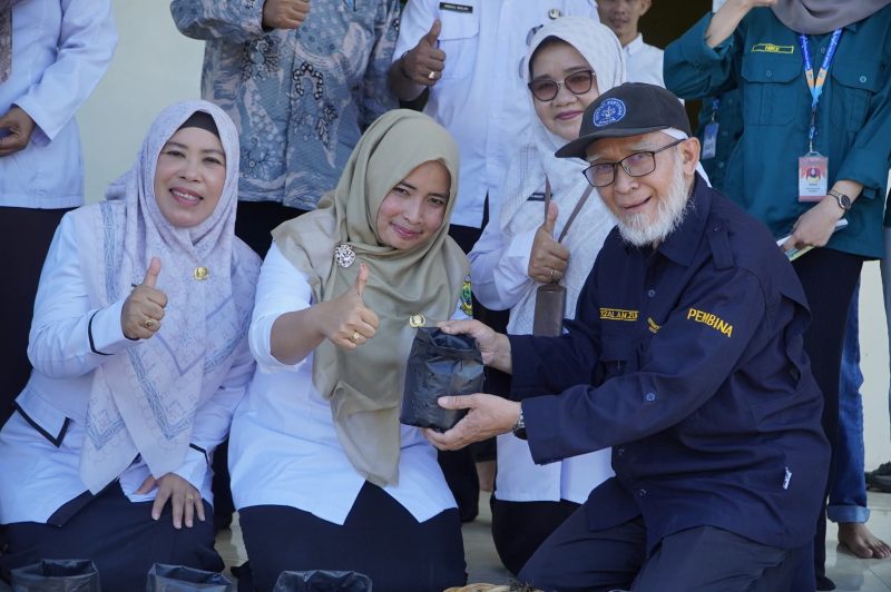 Ketua TP PKK Kabupaten Lingga dan Ketua Dekranasda Lingga bersama Dosesn IPB | foto : Zonamu/Diskominfo Lingga
