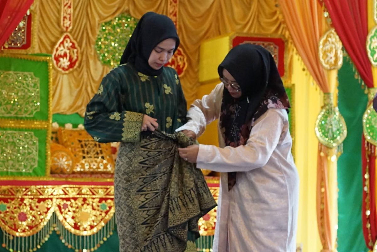 Disbud Lingga saat mencontohkan berpakaian melayu | foto : Zonamu/Diskominfo Lingga