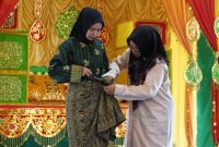 Disbud Lingga saat mencontohkan berpakaian melayu | foto : Zonamu/Diskominfo Lingga