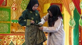 Disbud Lingga saat mencontohkan berpakaian melayu | foto : Zonamu/Diskominfo Lingga