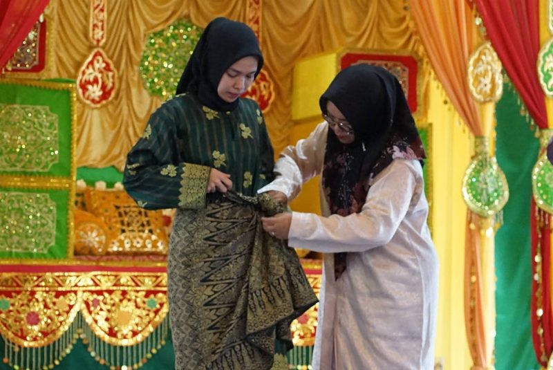 Disbud Lingga saat mencontohkan berpakaian melayu | foto : Zonamu/Diskominfo Lingga