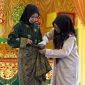 Disbud Lingga saat mencontohkan berpakaian melayu | foto : Zonamu/Diskominfo Lingga