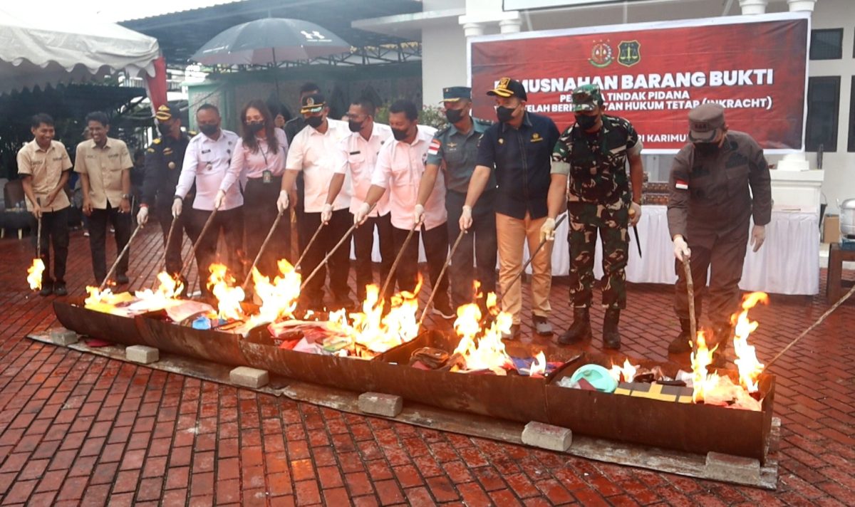 Pemusnahan rokok ilegal dilakukan dengan cara dibakar | Foto: Nichita