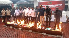 Pemusnahan rokok ilegal dilakukan dengan cara dibakar | Foto: Nichita