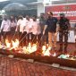 Pemusnahan rokok ilegal dilakukan dengan cara dibakar | Foto: Nichita