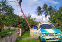 Petugas PLN saat sedang melakukan perbaikan | Foto : Zonamu/Wandi