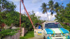 Petugas PLN saat sedang melakukan perbaikan | Foto : Zonamu/Wandi