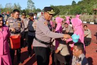 Kapolres Lingga Saat melaksanakan prosesi penyiraman kepada para personil yang naik pangkat | Foto : Zonamu/Humas