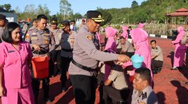 Kapolres Lingga Saat melaksanakan prosesi penyiraman kepada para personil yang naik pangkat | Foto : Zonamu/Humas