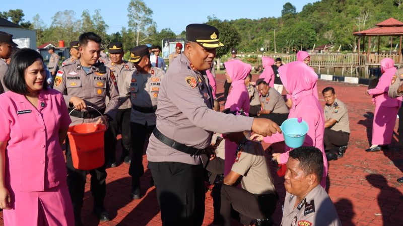 Kapolres Lingga Saat melaksanakan prosesi penyiraman kepada para personil yang naik pangkat | Foto : Zonamu/Humas