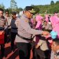 Kapolres Lingga Saat melaksanakan prosesi penyiraman kepada para personil yang naik pangkat | Foto : Zonamu/Humas