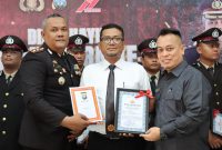 Kapolres bersama Bupati Lingga saat memberikan penghargaan kepada para personil berprestasi | Foto : Zonamu/Humas