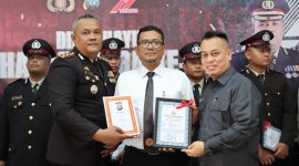 Kapolres bersama Bupati Lingga saat memberikan penghargaan kepada para personil berprestasi | Foto : Zonamu/Humas