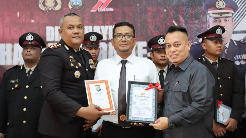 Kapolres bersama Bupati Lingga saat memberikan penghargaan kepada para personil berprestasi | Foto : Zonamu/Humas