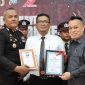 Kapolres bersama Bupati Lingga saat memberikan penghargaan kepada para personil berprestasi | Foto : Zonamu/Humas