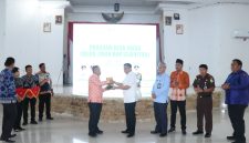 Kejati Kepri saat foto bersama Bupati Lingga | Foto : Zonamu/Ist