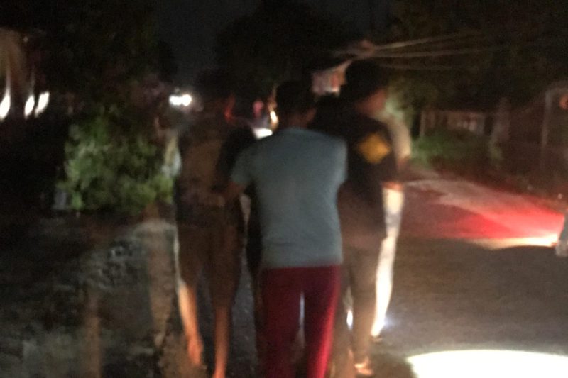Personil Polsek Singkep Barat saat membekuk tahanan kabur | Foto : Zonamu/Polsek Singbar