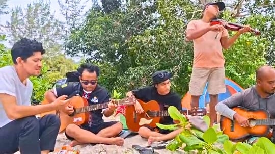 LMG Berkemah di Pantai Dabo Singkep, Satukan Jiwa dan Gaungkan Wisata Lingga | Foto : Zonamu/Ist