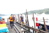 Kapal Bocor di Perairan Alang Tiga, ABK Minta Dievakuasi | Foto : Zonamu/Ist