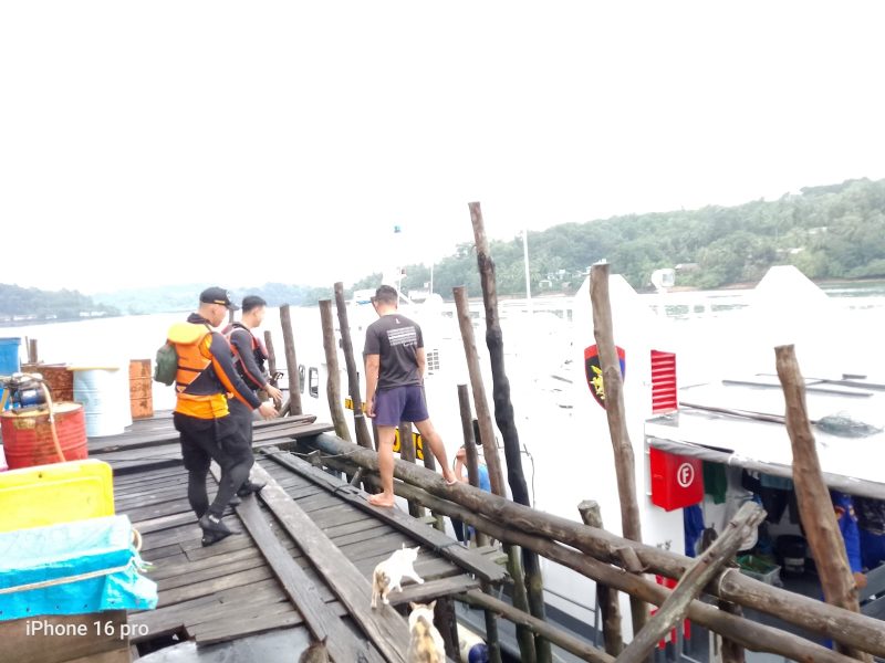 Kapal Bocor di Perairan Alang Tiga, ABK Minta Dievakuasi | Foto : Zonamu/Ist