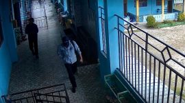Dua oknum yang menjualkan buku ke SDIT | Foto : Zonamu/rekaman CCTV