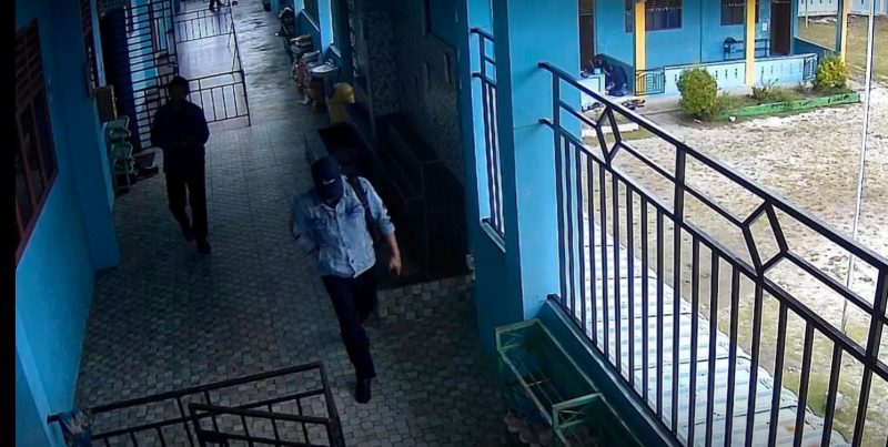 Dua oknum yang menjualkan buku ke SDIT | Foto : Zonamu/rekaman CCTV
