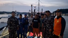 Tim Gabungan Evakuasi Lima Awak Kapal di Perairan Alang Tiga | Foto : Zonamu/Ist