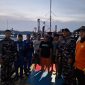 Tim Gabungan Evakuasi Lima Awak Kapal di Perairan Alang Tiga | Foto : Zonamu/Ist