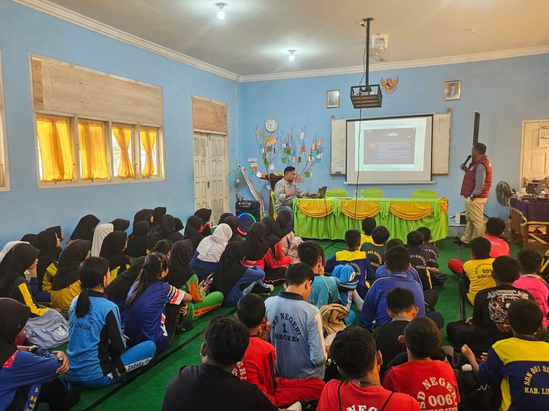 Polres Lingga Sosialisasikan Bahaya Narkoba dan Judi Online ke Pelajar SMP | Foto : Zonamu/Humas Polres Lingga