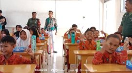 Siswa SDN 012 saat menikmati makan bergizi gratis | Foto : Zonamu/Jhon