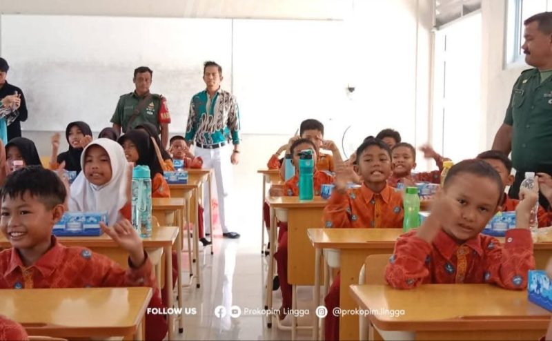 Siswa SDN 012 saat menikmati makan bergizi gratis | Foto : Zonamu/Jhon